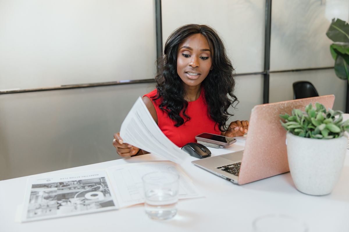 Rédactrice publiant un article sur son média E-Benin